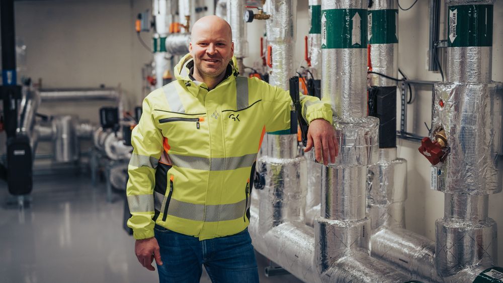 Tormod Kjellmark har lagt opp kjøle- og varmeanlegget på omsorgssenteret, en investering som med dagens strømpriser gjør nedbetalingstiden på anlegget adskillig kortere enn beregnet. 