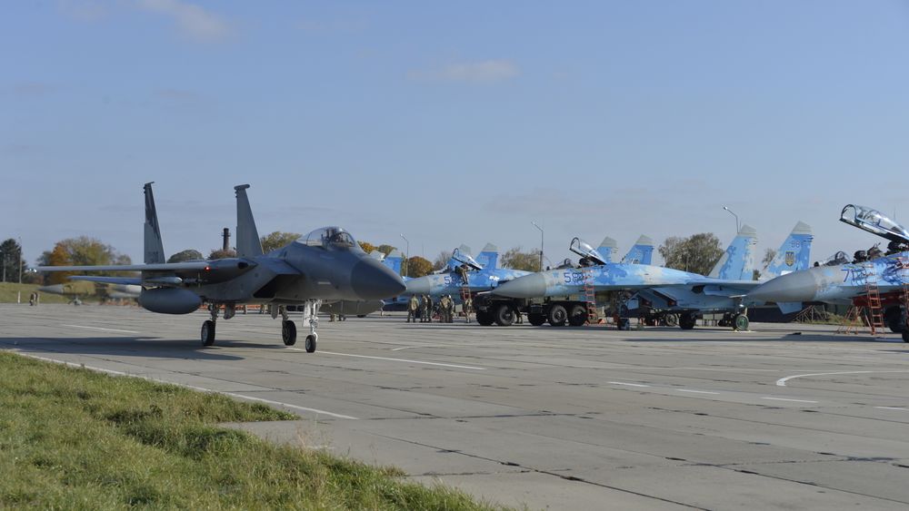 En amerikansk F-15C Eagle sammen med ukrainske Su-27 på Starokostjantyniv flystasjon under øvelsen Clear Sky i september 2018. F-15 står på den ukrainske ønskelista når de skal bygge opp luftforsvaret med vestlige kampfly.