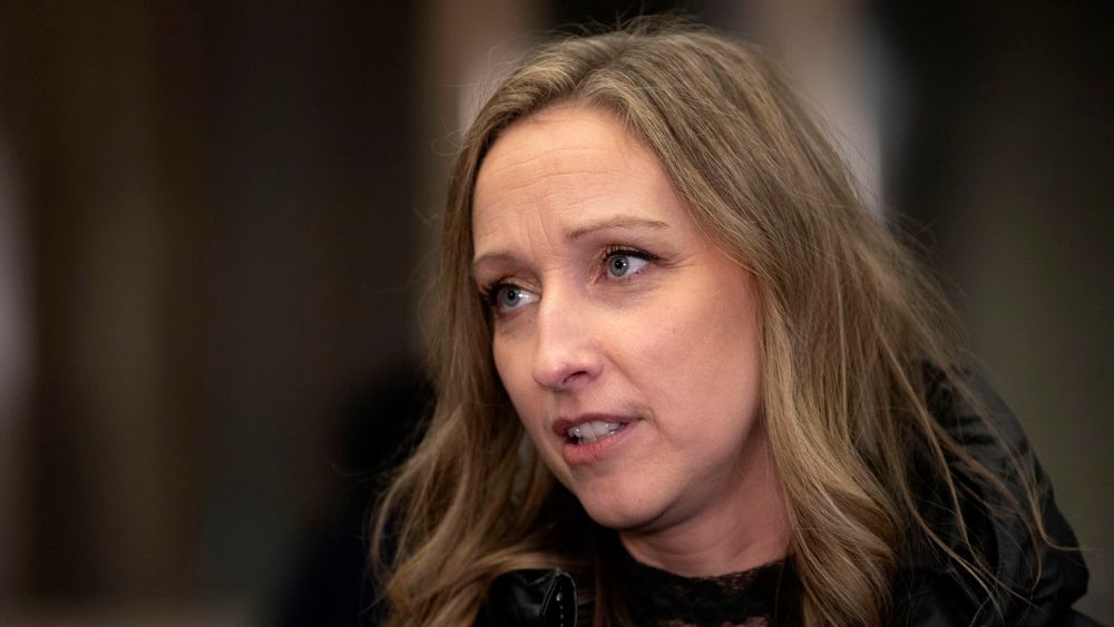 Kjersti Haugland, sjeføkonom i DNB, sier banken ser tegn til at folks forbruk er på vei ned, men at et sterkt lønnsoppgjør kan komme til å øke rentene.
