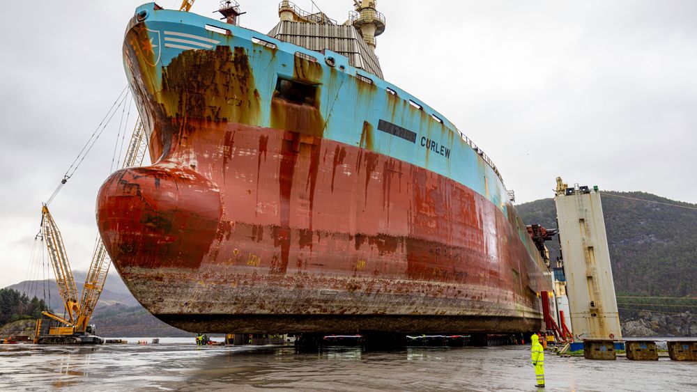 Forskipet til Curlew FPSO er her kommet inn på kaien, hvor den skal ligge for å bli delt opp , kildesortert og resirkulert i løpet de kommende 12 månedene.