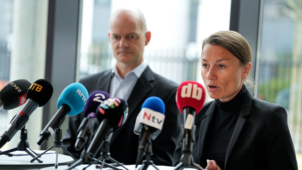 Dag Røhjell og Inger Haugland i PST orienterer pressen om de 15 russiske ambassadeansatte som er uønsket i Norge.