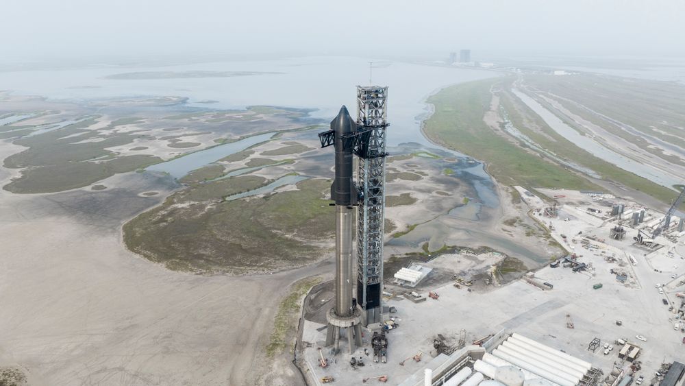 Et udatert bilde viser Starship-raketten til SpaceX på utskytingsstedet i Boca Chica i Texas. Dersom alt går etter planen, skal raketten skytes opp for sin første testflygning på mandag.