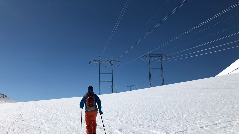 Til tross for mye snø i fjellet, blir strømprisene fortsatt høye for norske strømkunder i sommer.