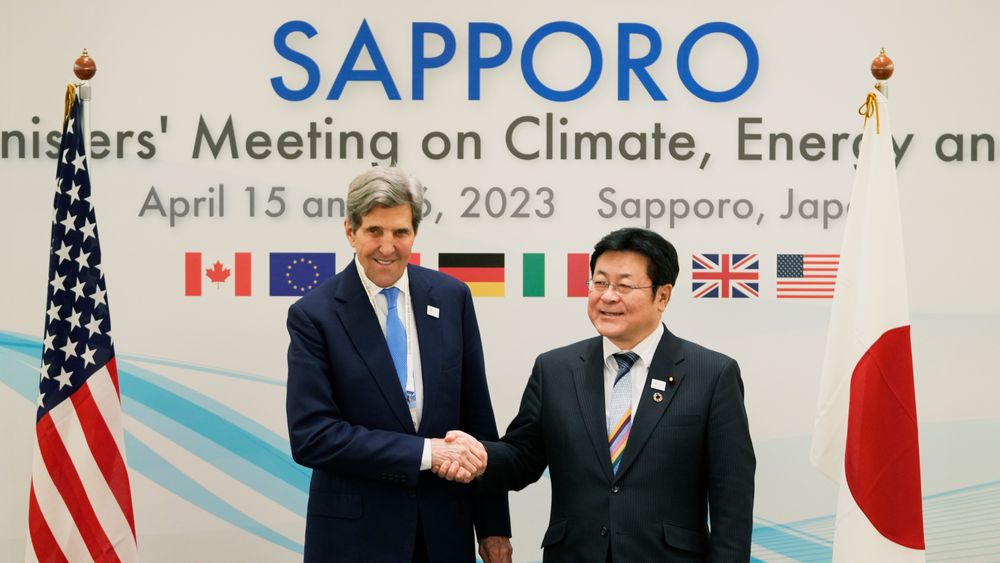 USAs klimautsending John Kerry og Japans klimaminister Akihiro Nishimura hilser på hverandre på G7-ministrenes klimamøte i Sapporo. 