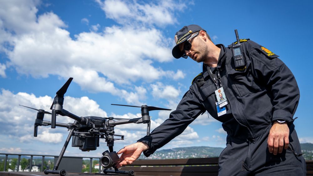 Prosjektleder for droner i politiet, Jørgen Lunde Ronge, med en DJI Matrice 210-drone. Nå har Datatilsynet åpnet tilsynssak mot Oslo politidistrikt for å finne ut om de bruker droner på lovlig måte.