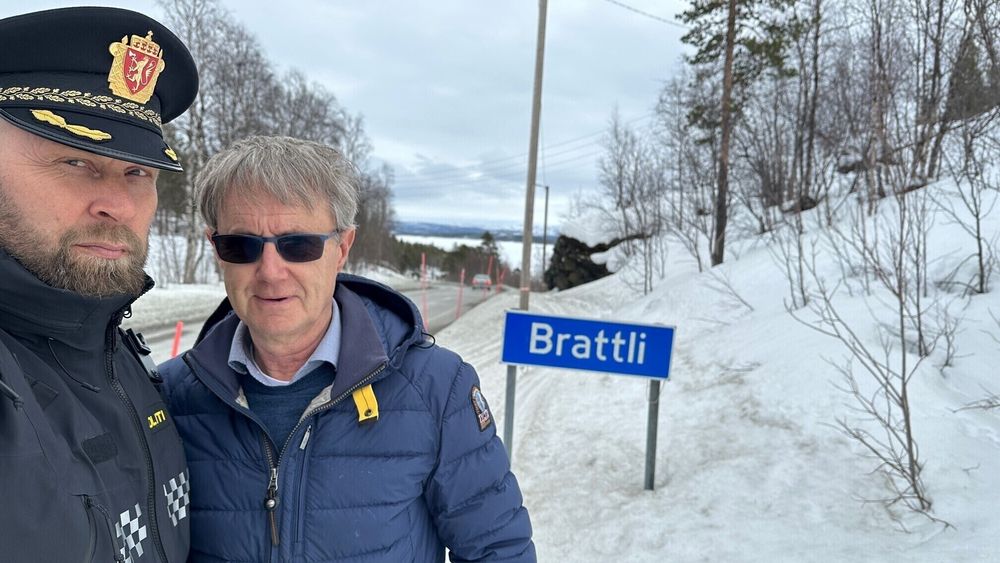Telenors dekningsdirektør Bjørn Amundsen må nøye seg med 4G på den nye basestasjonen ved Brattli i Pasvikdalen, men stabssjef Tarjei Sirma-Tellefsen i politiet i Finnmark, sier senderen blir viktig for blålysberedskapen i området.