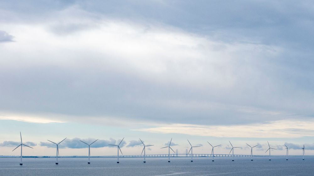 En rapport viser at Norge har god kapasitet til utbygging av havvind. Bildet viser vindmøller i Øresund mellom København og Malmö.