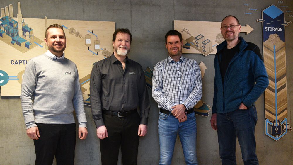 Ny fjær i hatten for den hurtig voksende IT-tilbyderen. Fra venstre: Tor Inge Nilsen og Kjetil Hagman fra Iteam med Christian Rønningen og Jan Henry Hansen fra Gassnova, som de nå har landet som kunde.