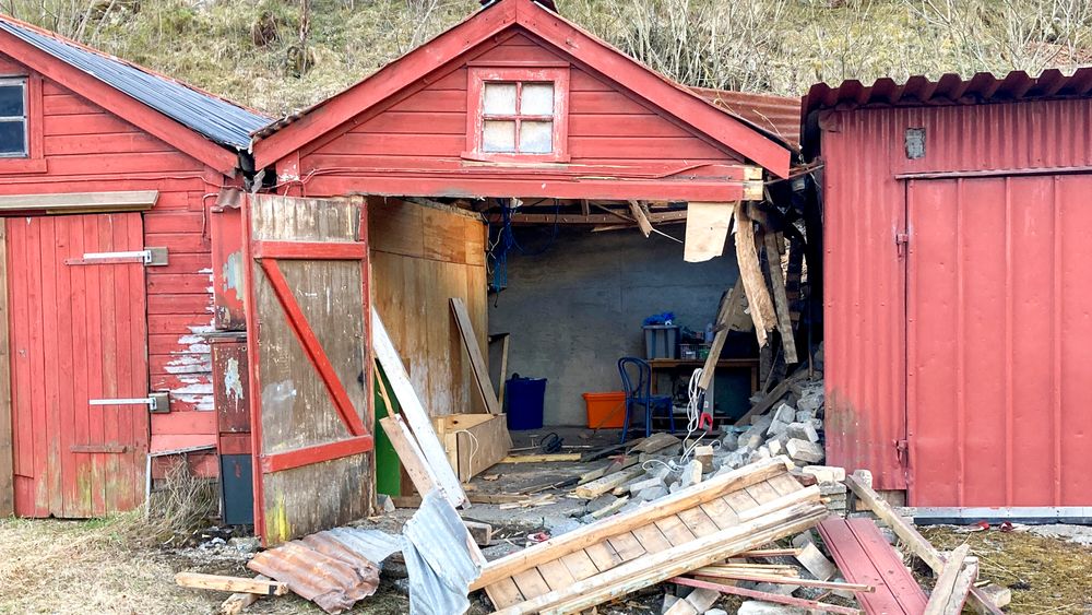 Flere garasjer og en bil ble ødelagt da et større steinras rammet Tyssedal torsdag morgen.