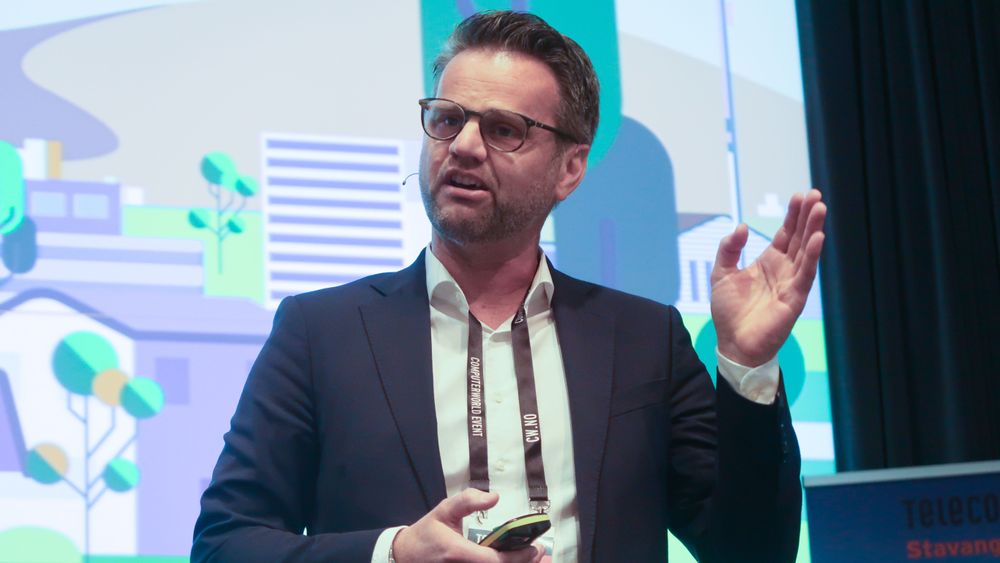 Administrerende direktør Nandor Helgheim i Enivest forteller at alle i selskapet må lytte til samtaler med kunder, og at det gir aha-opplevelser. Her er han på scenen under konferansen Telecom World i Stavanger 19. april 2022.