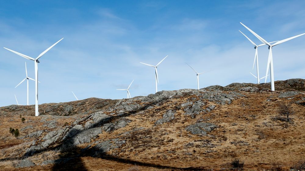 Noen av vindturbinene i Midtfjellet vindpark i Fitjar kommune.