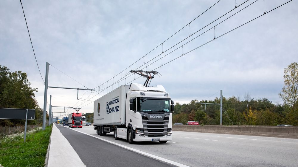 Fra et tysk prøveprosjekt med kjøreledning i 2017. Danmark vurderer nå om det vil lønne seg å sette opp slik infrastruktur permanent.
