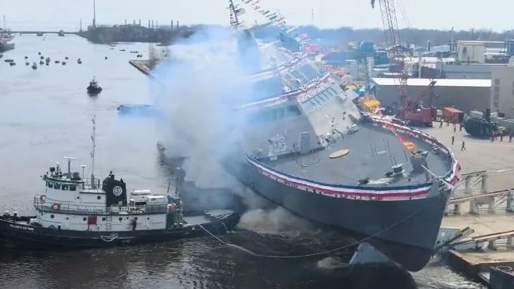 Taubåten ser ut til å trekke USS Cleveland ned fra beddingen, men blir så truffet av skipet. Ingen ble skadet.