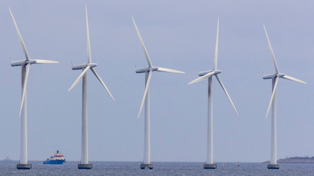 Storbritannia og Nederland skal samarbeide om en ny vindkraftpark i Nordsjøen. Bildet viser vindturbiner i Øresund mellom København og Malmö. 