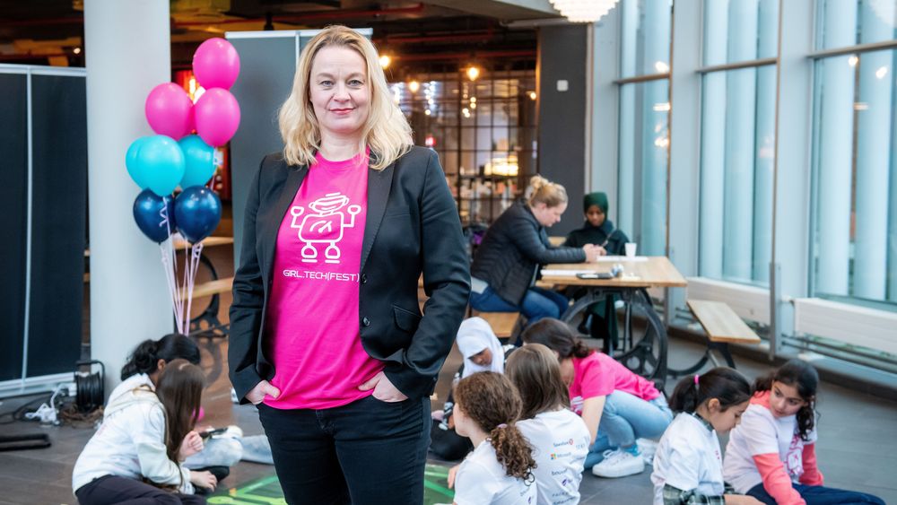 − Økningen må være et tegn på at IT ikke lenger blir sett på noe som er forbeholdt gutta på gutterommet, sier Line Gaare Paulsen. Her på Girl Tech fest på Teknisk museum i 2021.