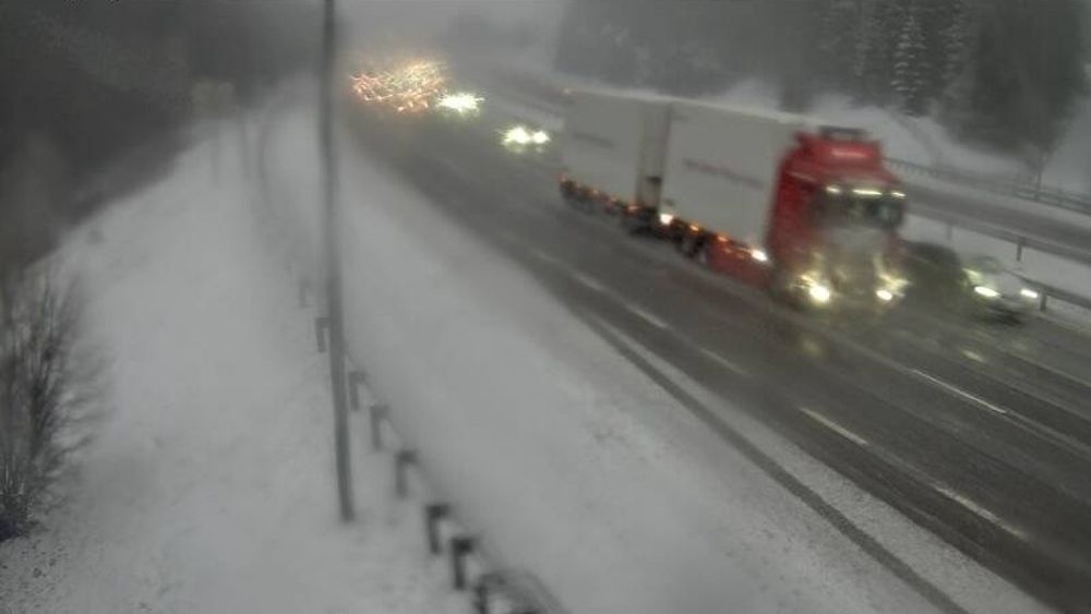 Trafikk i snøvær på E6 i retning Oslo tirsdag morgen.
