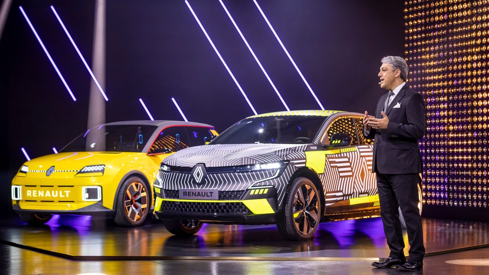 Renault-sjef Luca de Meo, her under en presentasjon av selskapets langsiktige elbilstrategi, ønsker ikke å være med på Teslas priskrig, men har ambisjoner om å bli like gode som dem på programvare om tre år.