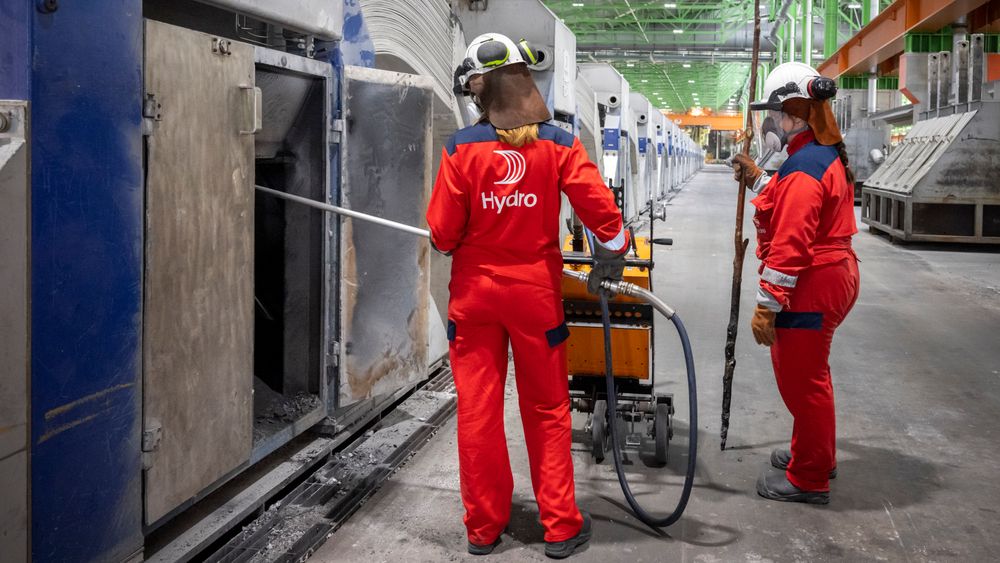 Norsk Hydro produserer aluminium. Selskapet omsatte i alt for 48,5 milliarder kroner i første kvartal i år. Her er Hydros anlegg for aluminium på Karmøy. 