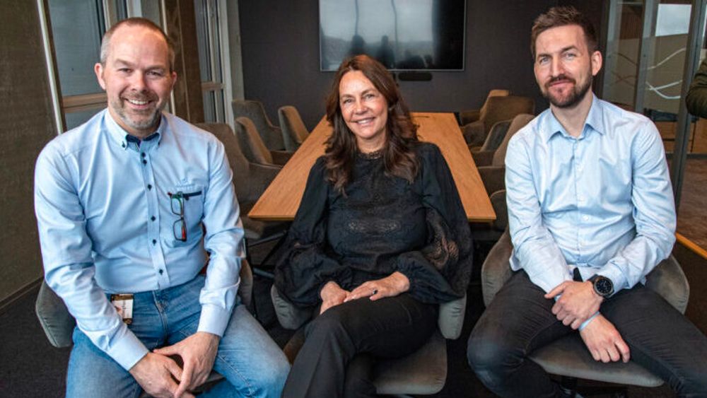 Telenor Norge-direktør, Birgitte Engebretsen flankert av fabrikkdirektør Eskil Laukvik (til venstre) og IT-ansvarlig Guttorm Johansen. De mener Sinkaberg Hansens laksefabrikk nå er skodd for fremtiden, og bør inspirere andre industribedrifter.