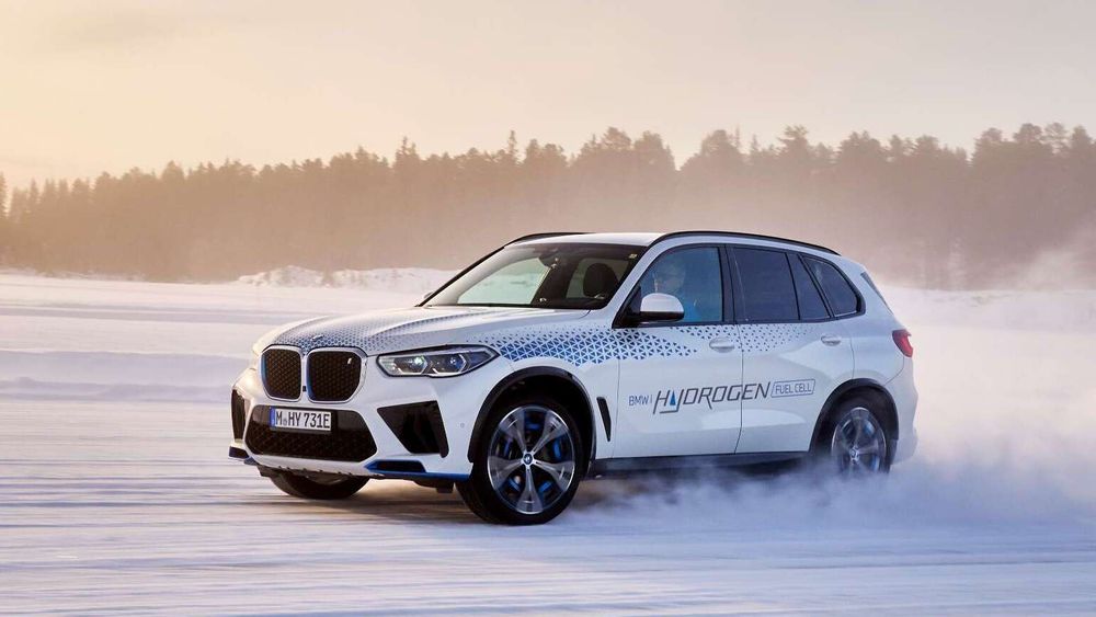 BMW har en teknologinøytral tilnærming til utslippsreduksjon. De jobber blant annet med hydrogenbiler, og er åpne for syntetisk drivstoff som kan gi netto CO2-nøytral biler med forbrenningsmotor.