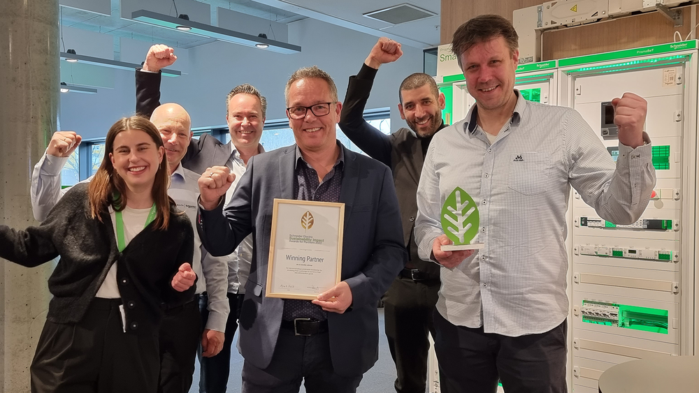 Fra venstre: Camilla Pedersen og Jørn Larsen i Schneider Electric, Ronny Gleditsch, Daniel Da Silva og Ole Halvor Afseth i Satema Group. Foto: Schneider Electric.