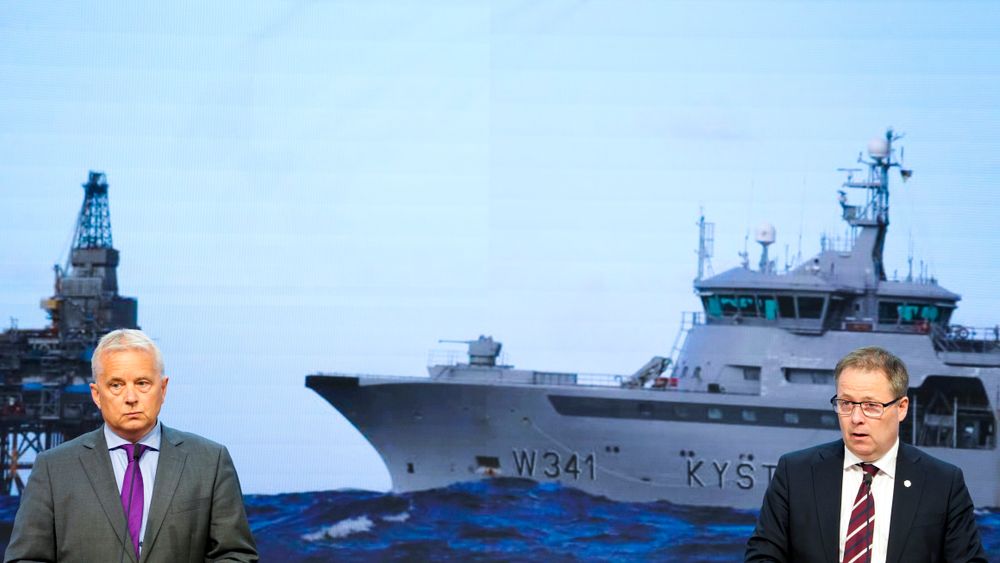 Forsvarsminister Bjørn Arild Gram (Sp) får overlevert Forsvarskommisjonens rapport av leder Knut Storberget (t.v). Kommisjonen foreslår en dobling av forsvarsbudsjettet de neste ti årene.