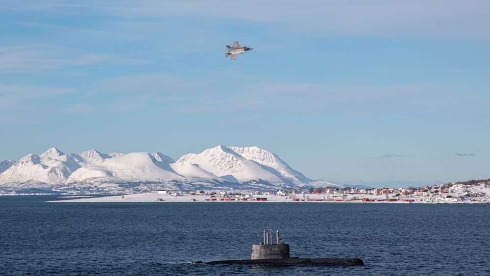 Norsk F-35A flyr over ubåten KNM Uredd. Ula-klassen skal erstattes av 212CD. Forsvarskommisjonen anbefaler at det blir seks nye ubåter, ikke fire som bestilt.