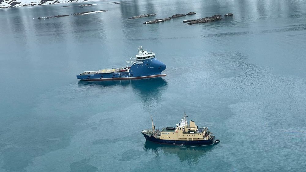 Polarsyssel har som oppgave å beskytte miljø og natur. Da MS Virgo (i forgrunnen) grunnstøtte i Fuglefjorden på Svalbard i fjor sommer, kom Polarsyssel raskt til stedet med oljevernutstyr.