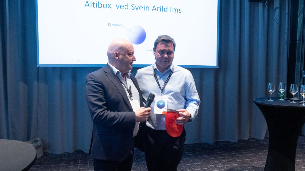 Erling Aronsveen fra Eidsiva og Celtic Norse deler ut pris til Altibox Carrier-sjef Svein Arild Ims under Carriers Forum i Oslo torsdag 4. mai. 