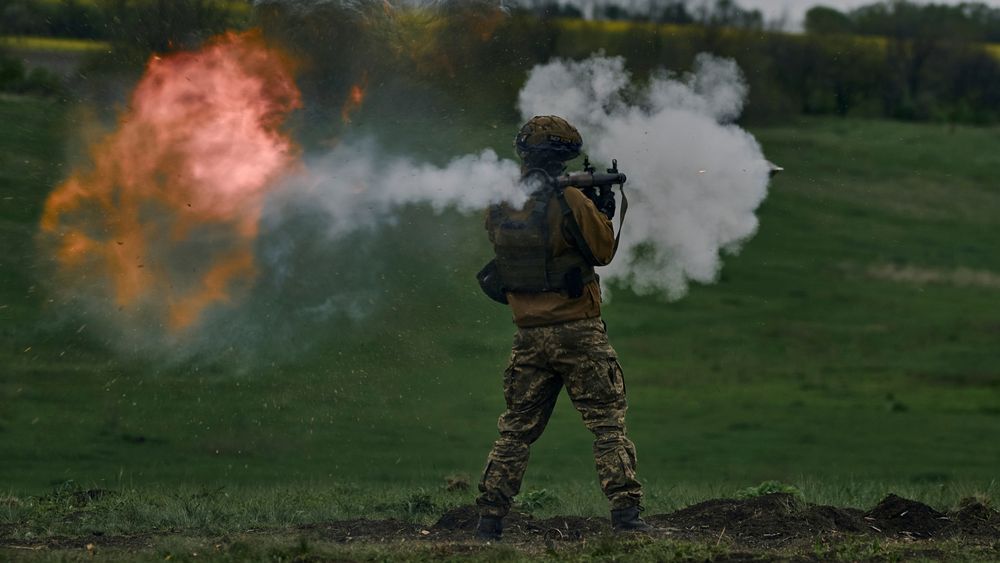 En ukrainsk soldat trener ved frontlinjen ved Vuhledar i Donetsk.