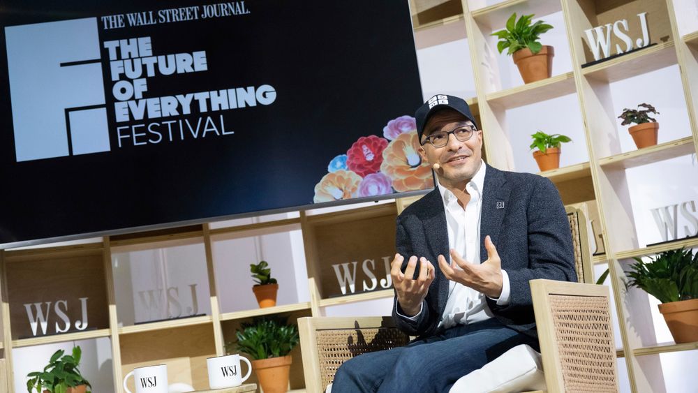 Hadi Partovi, administrerende direktør for den ideelle organisasjon for utdanningsinnovasjon Code.org, mener det er viktig å få KI-utdanning til skoler over hele verden. Her snakker han på The Wall Street Journal's Future of Everything Festival 2. mai. Unesco peker på viktigheten av at jenter og kvinner får ta del i den rivende utviklingen innen kunstig intelligens.