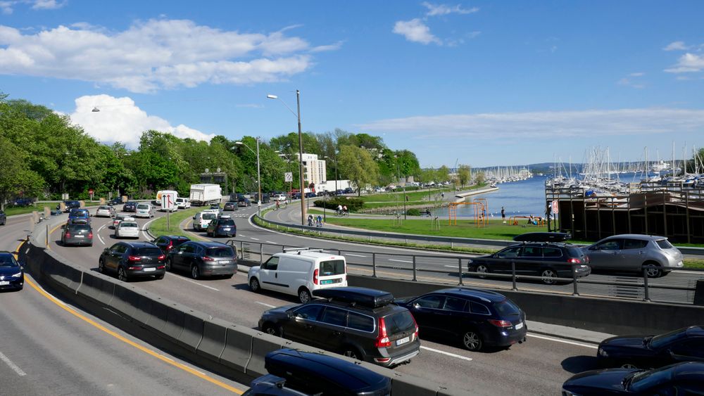 Det ventes kø på E18 gjennom Oslo i hele sommer på grunn av veiarbeider dersom ikke bilistene endrer kjøremønster, blant annet her på Frognerstranda der E18 kommer ut av Bygdøylokket.