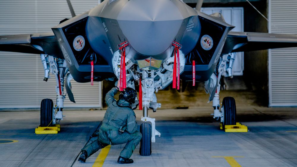 Forsvarsminister Bjørn Arild Gram (Sp) sier flyingeniører er kritisk om vi skal få maks effekt ut av våre nye kampfly, maritime overvåkingsfly og helikoptre. Bildet viser en F-35-pilot som går over et F-35 kampfly. 