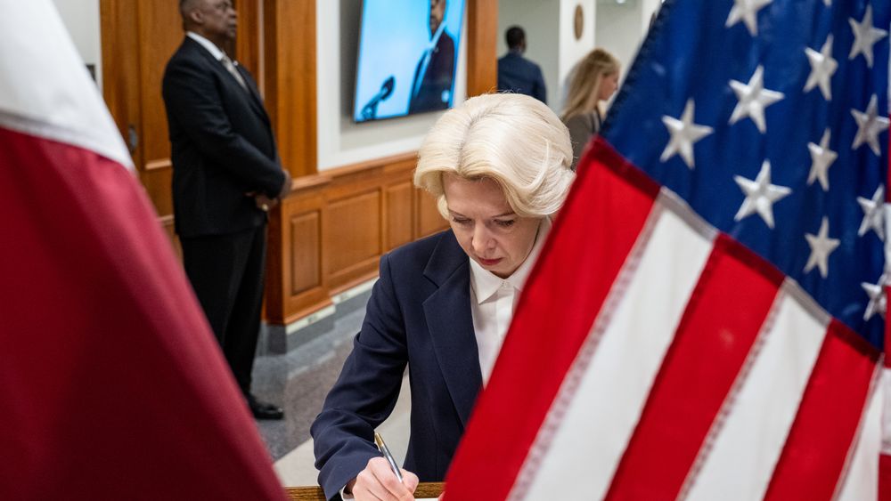 Latvias forsvarsminister Ināra Mūrniece signerer gjesteboka i Pentagon under et besøk hos sin amerikanske kollega Lloyd J. Austin III (i bakgrunnen) 13. april i år.