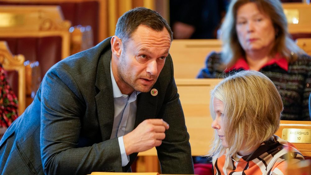 Myndighetene har sovet i timen mener, Torgeir Knag Fylkesnes, her i samtale med partileder Kirsti Bergstø.