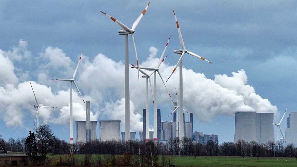 Vind skal etter planen ta over for kull i tysk energiproduksjon innen 2030. Men med høye gasspriser har kullverkene begynt å produsere elektrisitet igjen. Her fra kraftproduksjon i Jackerath,