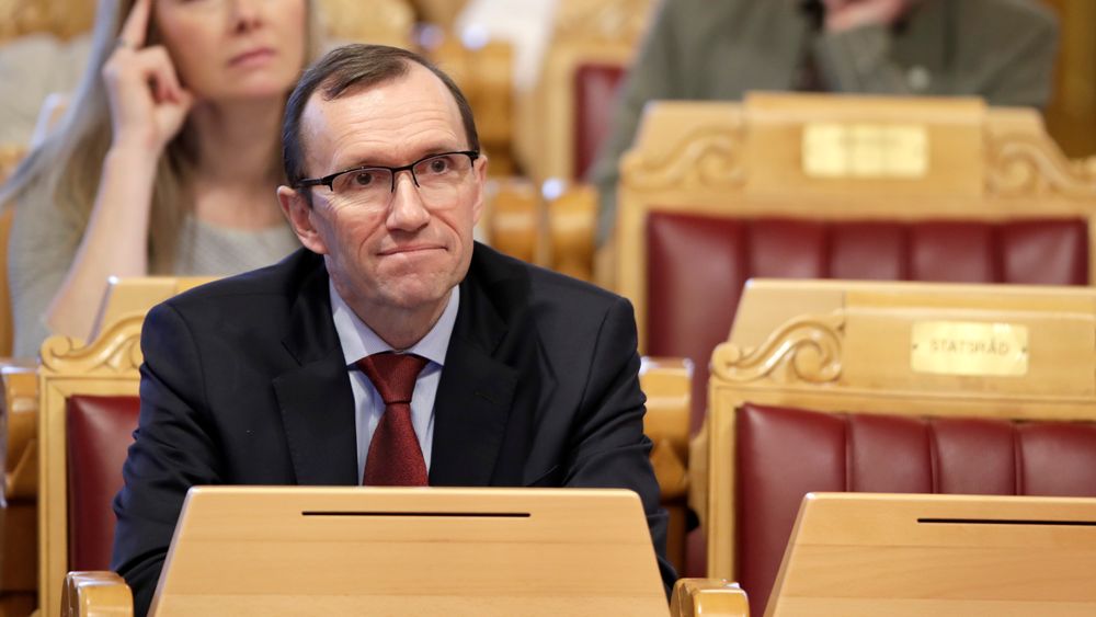 Klima- og miljøminister Espen Barth Eide (Ap) leverte inn forslaget til oppdatert klimalov for sent.