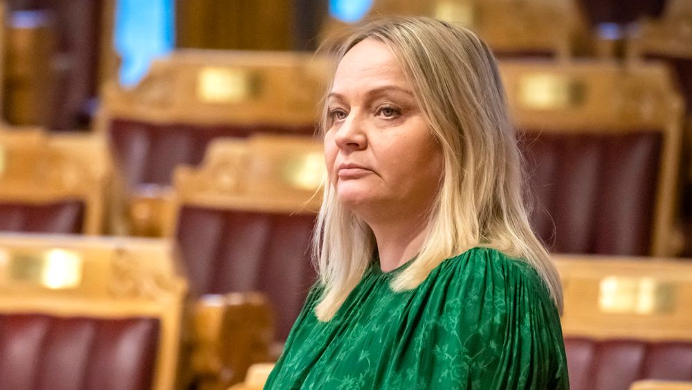 SVs samferdselspolitiske talsperson, Mona Fagerås, kaller saken både hårreisende og trist. Hun mener samferdselsminister Jon-Ivar Nygård (Ap) må stoppe togkjøpet.