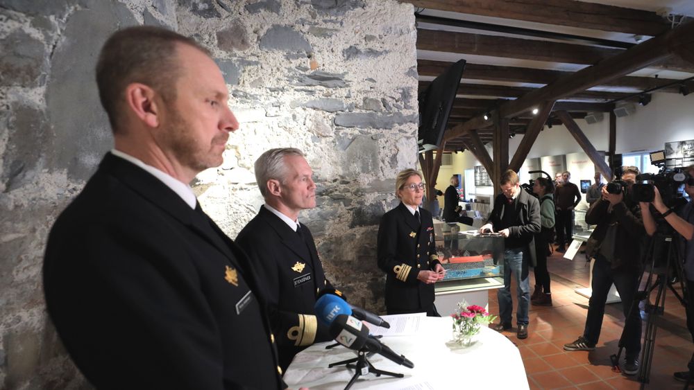 Sjøforsvarssjef Rune Andersen (t.v.) sier vaktsjefen på Helge Ingstad får fortsette sin tjeneste. Her med tidligere sjøforsvarssjef Nils Andreas Stensønes som i dag er etterretningssjef i Forsvaret i forbindelse med en pressekonferanse om havariet i 2019. 