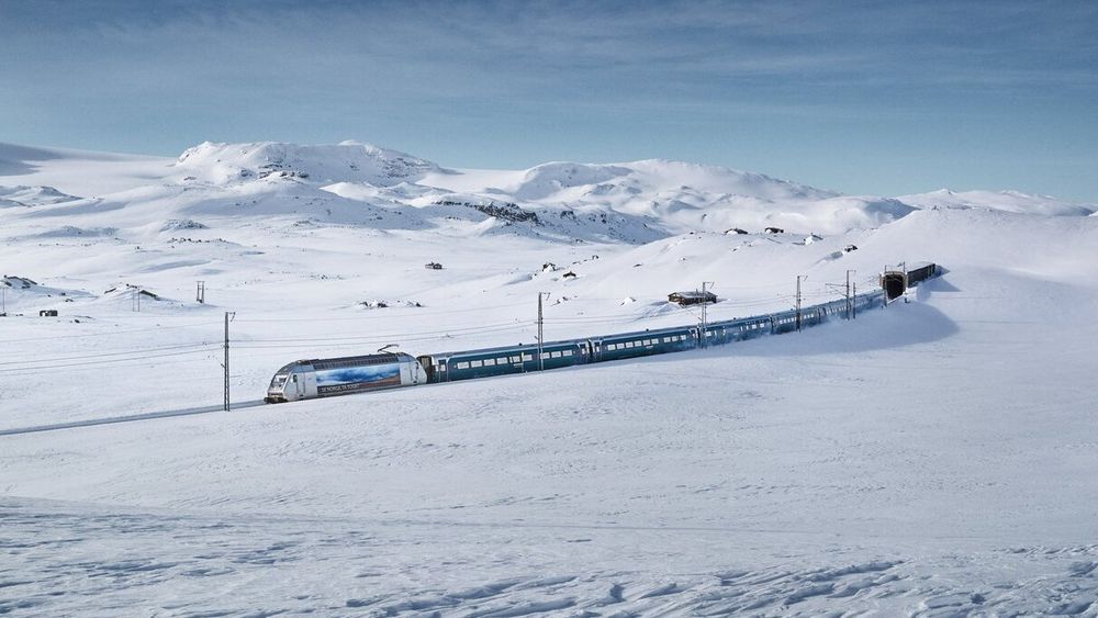 Mens to av Statnetts snøscootere krysset skinnene rett foran Bergensbanen, brukte de andre snøskuterne en undergang bare et par hundre meter lenger fremme.