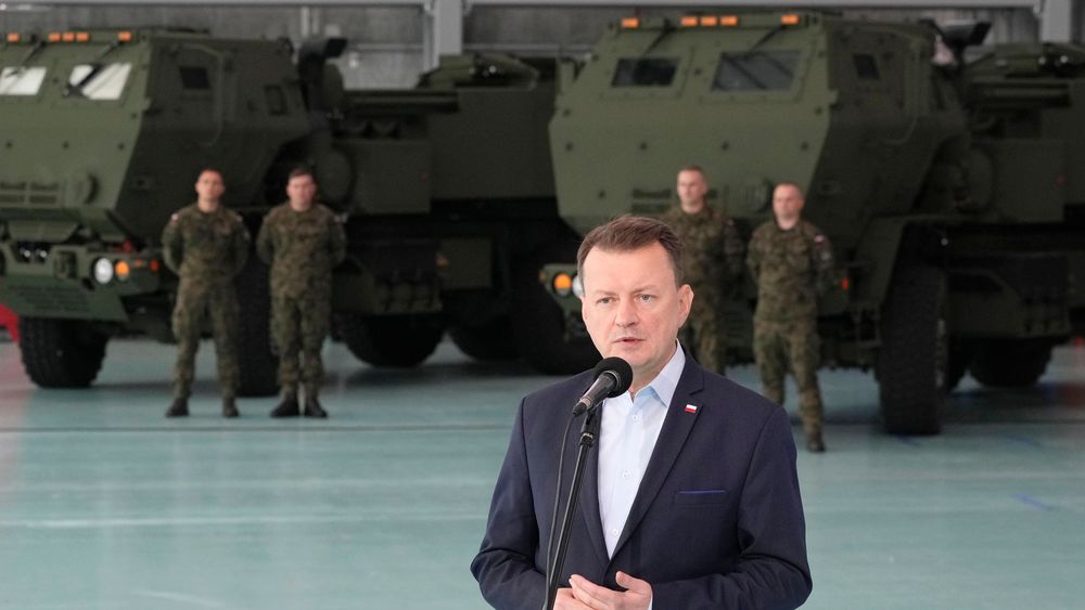 Polens forsvarsminister Mariusz Blaszczak kunngjorde mandag den første Himars-forsendelsen fra USA.