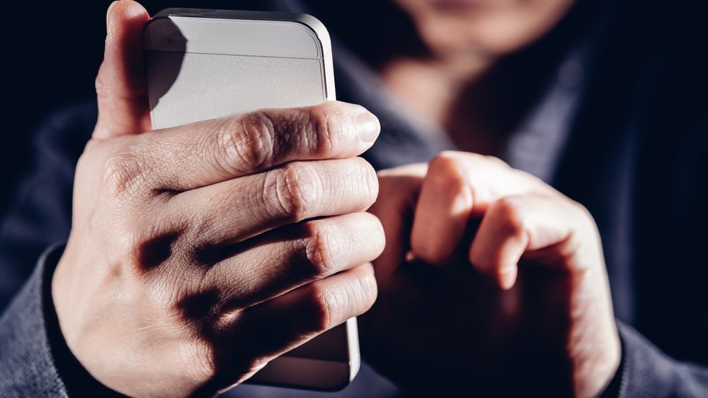 Millioner av mobiler infiseres med skadevare allerede i forsyningskjeden, har sikkerhetsforskere påvist.