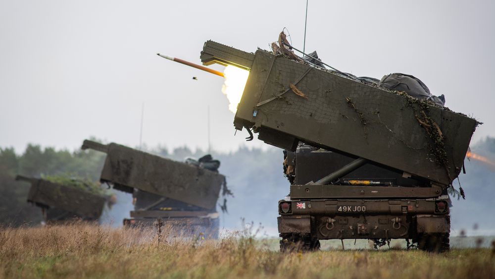 Storbritannia leverer M270 MLRS til Ukraina og får disse erstattet med norske skyts som har stått lagret i 17-18 år og som trenger omfattende oppgradering. Dette er 26th Regiment Royal Artillery (RA) som skyter skarpt på Salisbury Plain Training Area i 2019.