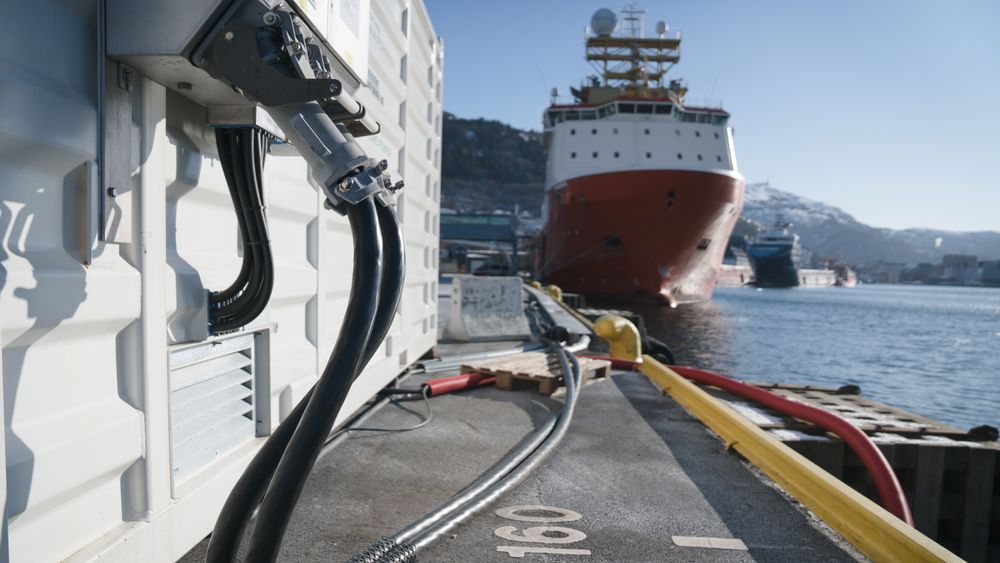 Bergen var tidlig ute med landstrøm til offshoreflåten. Her er container med landstrømutstyr for to offshorefartøy på Skoltekaien. 