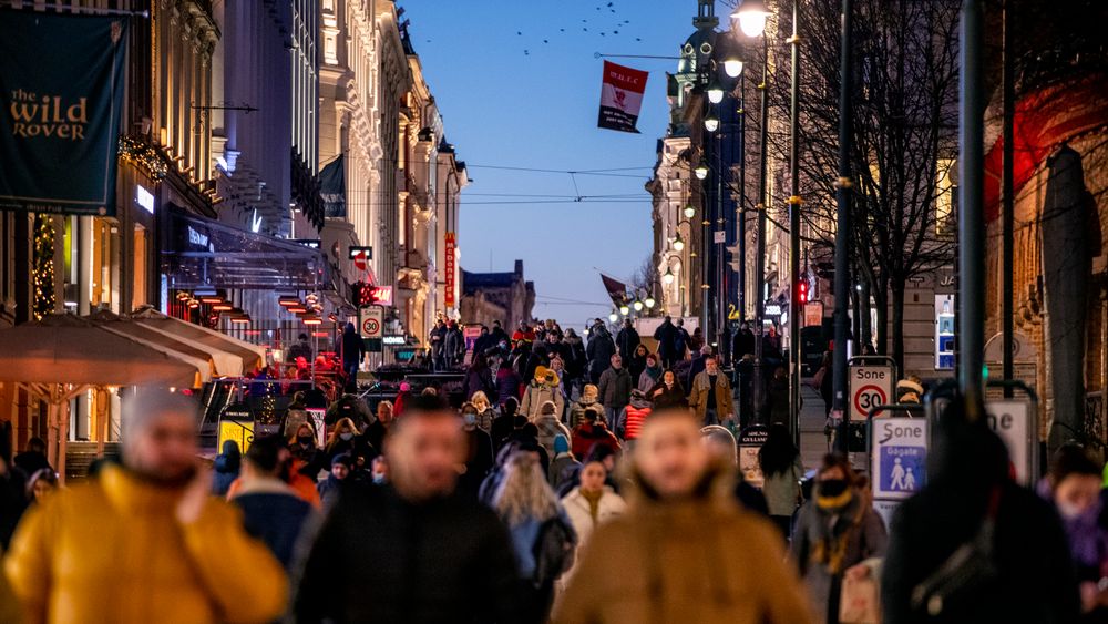 Illustrasjonsbilde av folk på Karl Johans gate i Oslo. En fersk rapport peker på avhengigheten av nettilgang i Norge og mulige konsekvenser ved utfall.