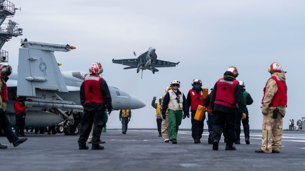 Tusenvis av amerikanske sjøfolk om bord hangarskipet USS Gerald Ford inntar hovedstaden.