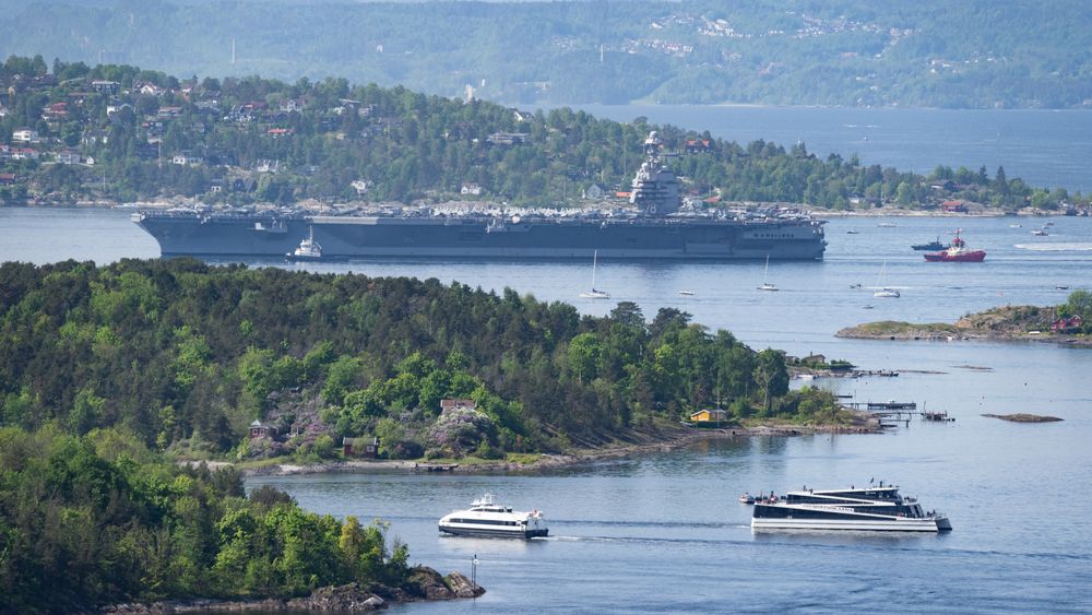 To loser er om bord på verdens største krigsskip USS Gerald R. Ford for å lose det trygt inn Oslofjorden.