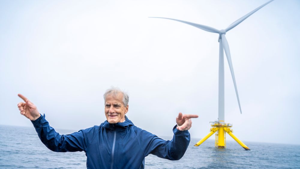 Havvindmøllene er vår tids pyramider, mener statsminister Jonas Gahr Støre, her med den 90 meter høye havvindturbinen TetraSpar i bakgrunnen.