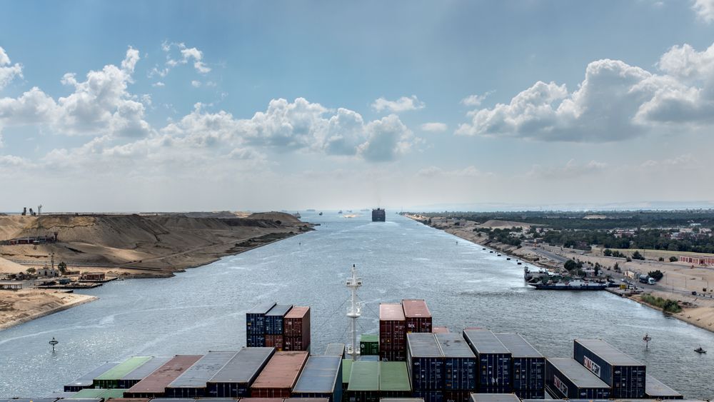 Suezkanalen går mellom Middelhavet og Rødehavet.