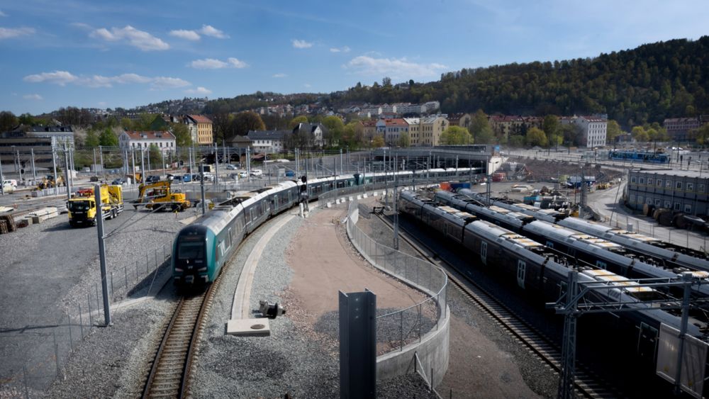 Follobanen måtte stenge torsdag og holder stengt ihvertfall til fredag. 